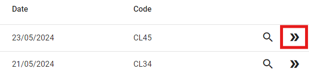 Capture d’écran d’un tableau de suivi des évaluations dans la plateforme Cabanga. Deux évaluations y sont listées avec leur date (23/05/2024 et 21/05/2024) et leur code respectif ("CL45" et "CL34"). Chaque ligne comporte deux icônes à droite : une loupe pour consulter le détail de l’évaluation, et une double flèche (encadrée en rouge) suggérant une action supplémentaire, comme accéder à une vue approfondie ou déclencher une action rapide. L’interface est épurée et fonctionnelle, centrée sur l’accès rapide aux informations d’évaluation.